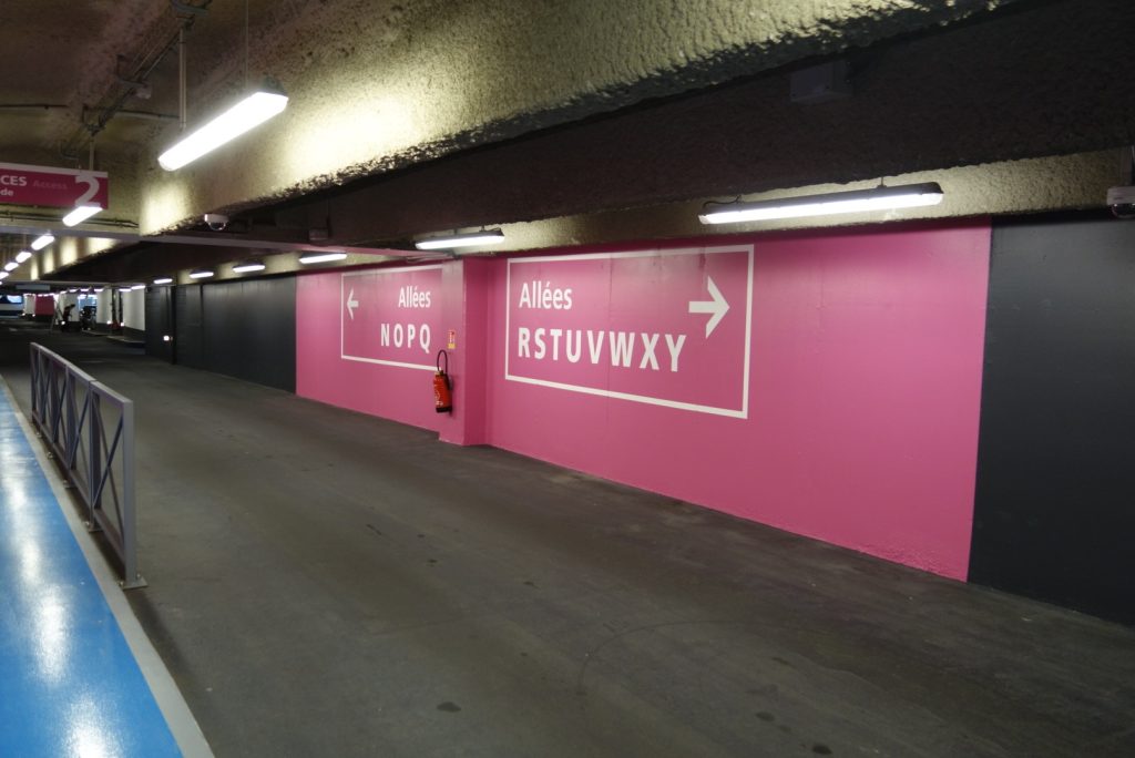 Développement graphisme sur l'idée de marquages "Tampon". Les objets ont été élaborés en créant des matériaux sandwich pour plus les rendre qualitatifs et mieux resitants. Les espaces du parking (accueil, sas, accès...) ont été traités de manières spécifiques créant des perspectives, de contrastes et une meilleur lisibilité des lieux. Cahier de Recherches, APS, APD et mise au point des objets Surface: 10 000m2. Projet pour Yellow and Co. #INDIGO #indigopark #parking_signage @claudelecante #danpallon