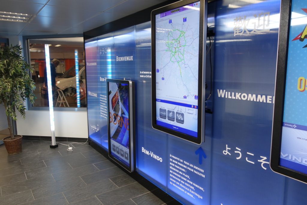 Développement graphisme sur l'idée de marquages "Tampon". Les objets ont été élaborés en créant des matériaux sandwich pour plus les rendre qualitatifs et mieux resitants. Les espaces du parking (accueil, sas, accès...) ont été traités de manières spécifiques créant des perspectives, de contrastes et une meilleur lisibilité des lieux. Cahier de Recherches, APS, APD et mise au point des objets Surface: 10 000m2. Projet pour Yellow and Co. #INDIGO #indigopark #parking_signage @claudelecante #danpallon