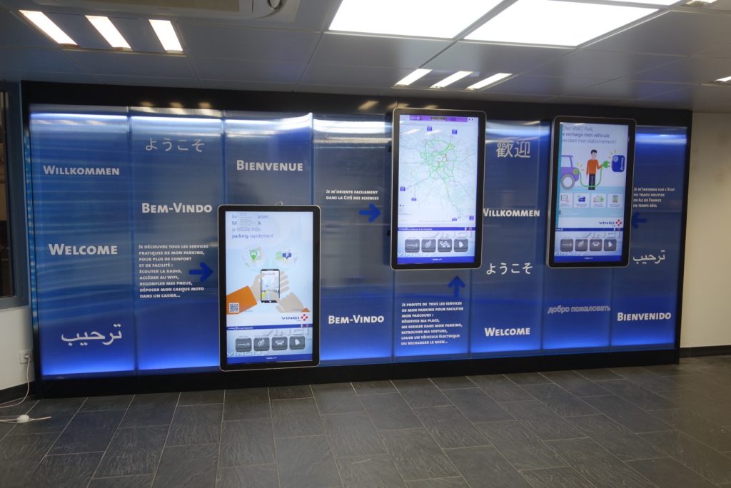 Développement graphisme sur l'idée de marquages "Tampon". Les objets ont été élaborés en créant des matériaux sandwich pour plus les rendre qualitatifs et mieux resitants. Les espaces du parking (accueil, sas, accès...) ont été traités de manières spécifiques créant des perspectives, de contrastes et une meilleur lisibilité des lieux. Cahier de Recherches, APS, APD et mise au point des objets Surface: 10 000m2. Projet pour Yellow and Co. #INDIGO #indigopark #parking_signage @claudelecante #danpallon