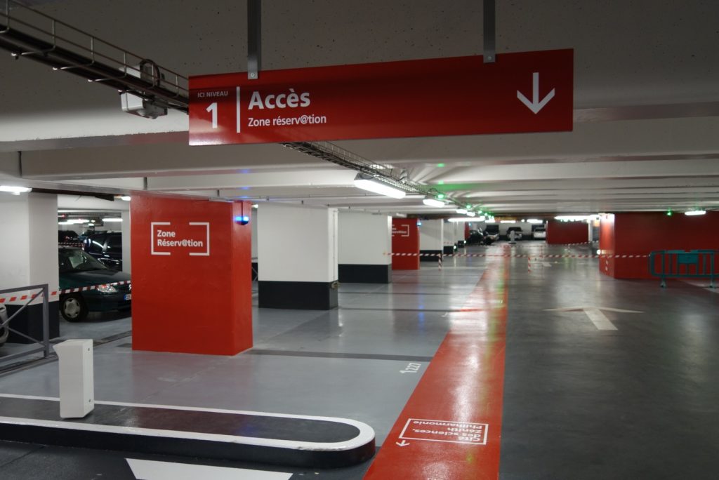 Développement graphisme sur l'idée de marquages "Tampon". Les objets ont été élaborés en créant des matériaux sandwich pour plus les rendre qualitatifs et mieux resitants. Les espaces du parking (accueil, sas, accès...) ont été traités de manières spécifiques créant des perspectives, de contrastes et une meilleur lisibilité des lieux. Cahier de Recherches, APS, APD et mise au point des objets Surface: 10 000m2. Projet pour Yellow and Co. #INDIGO #indigopark #parking_signage @claudelecante