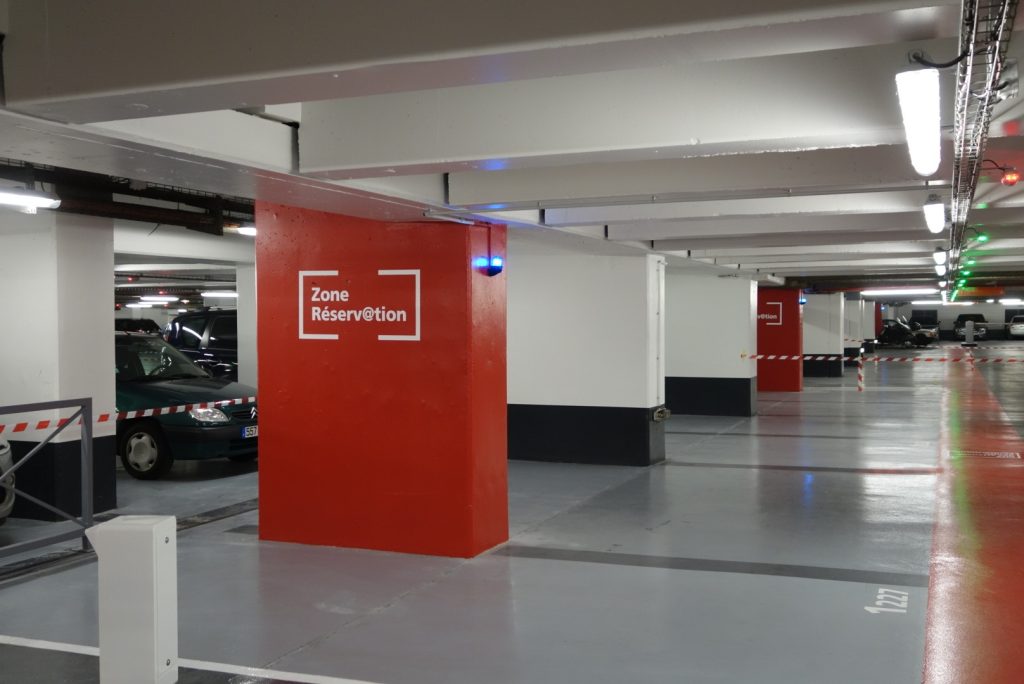 Développement graphisme sur l'idée de marquages "Tampon". Les objets ont été élaborés en créant des matériaux sandwich pour plus les rendre qualitatifs et mieux resitants. Les espaces du parking (accueil, sas, accès...) ont été traités de manières spécifiques créant des perspectives, de contrastes et une meilleur lisibilité des lieux. Cahier de Recherches, APS, APD et mise au point des objets Surface: 10 000m2. Projet pour Yellow and Co. #INDIGO #indigopark #parking_signage @claudelecante