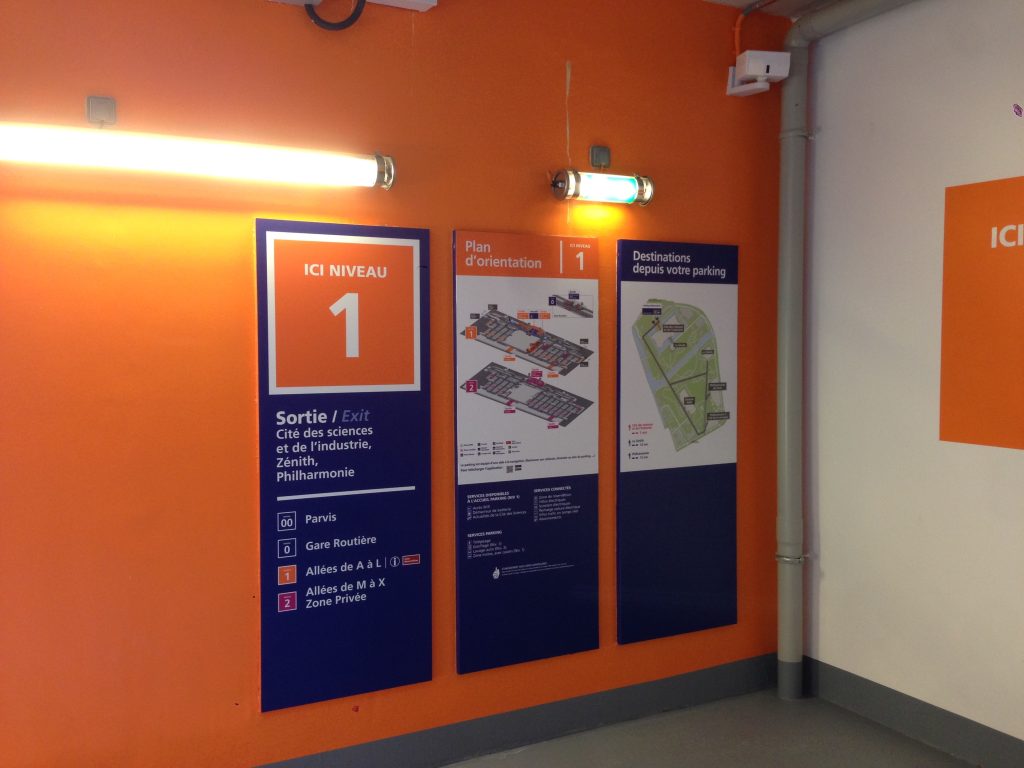 Développement graphisme sur l'idée de marquages "Tampon". Les objets ont été élaborés en créant des matériaux sandwich pour plus les rendre qualitatifs et mieux resitants. Les espaces du parking (accueil, sas, accès...) ont été traités de manières spécifiques créant des perspectives, de contrastes et une meilleur lisibilité des lieux. Cahier de Recherches, APS, APD et mise au point des objets Surface: 10 000m2. Projet pour Yellow and Co. #INDIGO #indigopark #parking_signage @claudelecante