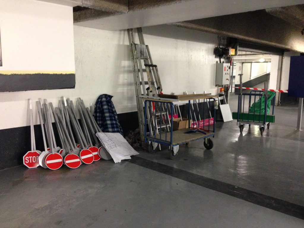 Développement graphisme sur l'idée de marquages "Tampon". Les objets ont été élaborés en créant des matériaux sandwich pour plus les rendre qualitatifs et mieux resitants. Les espaces du parking (accueil, sas, accès...) ont été traités de manières spécifiques créant des perspectives, de contrastes et une meilleur lisibilité des lieux. Cahier de Recherches, APS, APD et mise au point des objets Surface: 10 000m2. Projet pour Yellow and Co. #INDIGO #indigopark #parking_signage @claudelecante