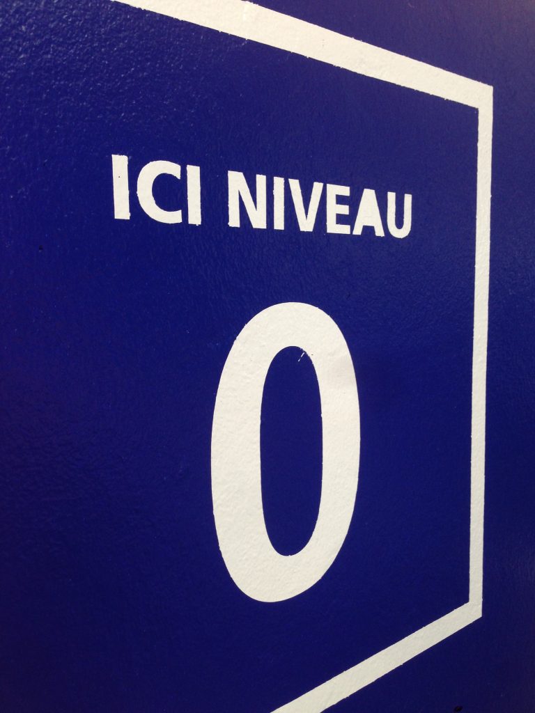 Développement graphisme sur l'idée de marquages "Tampon". Les objets ont été élaborés en créant des matériaux sandwich pour plus les rendre qualitatifs et mieux resitants. Les espaces du parking (accueil, sas, accès...) ont été traités de manières spécifiques créant des perspectives, de contrastes et une meilleur lisibilité des lieux. Cahier de Recherches, APS, APD et mise au point des objets Surface: 10 000m2. Projet pour Yellow and Co. #INDIGO #indigopark #parking_signage @claudelecante