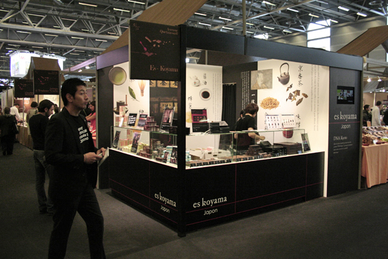 Conception du stand Es Koyama au salon du chocolat. Design des mobiliers et agencement de l’espace. Réalisation des plans, suivi des fabrications et suivi du montage et démontage sur site. Graphisme : Es Koyama #eskoyama #salonduchocolat