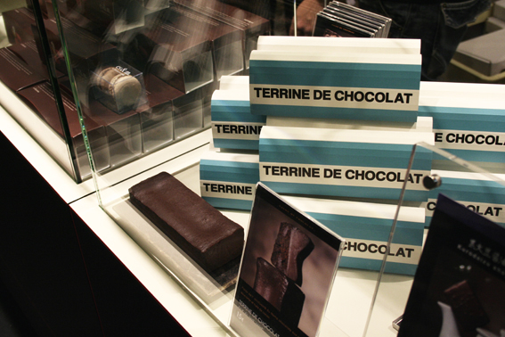 Conception du stand Es Koyama au salon du chocolat. Design des mobiliers et agencement de l’espace. Réalisation des plans, suivi des fabrications et suivi du montage et démontage sur site. Graphisme : Es Koyama #eskoyama #salonduchocolat