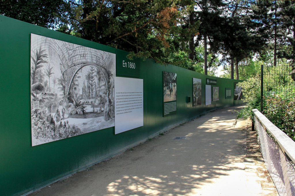 Signalétique événementielle. Conception graphique et design selon un mood board fourni par la société Louis Vuitton. Palissade dressée dans le Jardin d’Acclimatation lors du chantier de la Fondation Louis Vuitton. Graphisme, et suivi de chantier. Photos : Claude Lecante