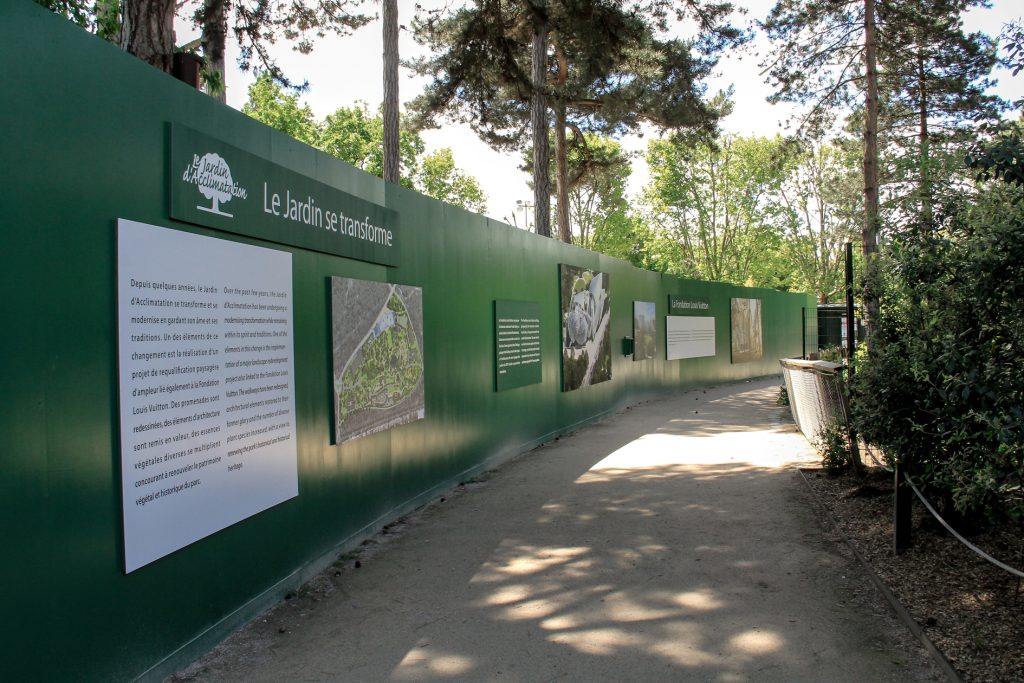 Signalétique événementielle. Conception graphique et design selon un mood board fourni par la société Louis Vuitton. Palissade dressée dans le Jardin d’Acclimatation lors du chantier de la Fondation Louis Vuitton. Graphisme, et suivi de chantier. Photos : Claude Lecante