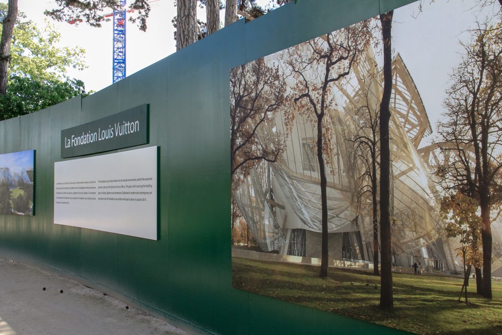 Signalétique événementielle. Conception graphique et design selon un mood board fourni par la société Louis Vuitton. Palissade dressée dans le Jardin d’Acclimatation lors du chantier de la Fondation Louis Vuitton. Graphisme, et suivi de chantier. Photos : Claude Lecante #vuitton #jardindacclimatation