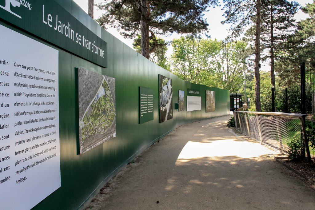 Signalétique événementielle. Conception graphique et design 
selon un mood board fourni par la société Louis Vuitton. 
Palissade dressée dans le Jardin d’Acclimatation lors du chantier 
de la Fondation Louis Vuitton. Graphisme, et suivi de chantier.

Photos : Claude Lecante #vuitton #jardindacclimatation