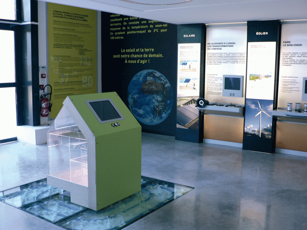 Conception graphique de l’ensemble de la Maison des énergies de Jonzac en Charentes Maritimes. Espace d’information et de pédagogie dédié aux énergies renouvelables. Surface : 300 m2 Scénographie : Clémence Farrell. Textes : Lucette Valentino.