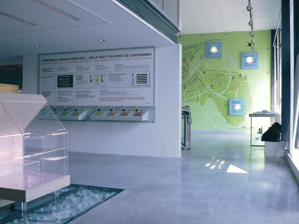 Conception graphique de l’ensemble de la Maison des énergies de Jonzac en Charentes Maritimes. Espace d’information et de pédagogie dédié aux énergies renouvelables. Surface : 300 m2 Scénographie : Clémence Farrell. Textes : Lucette Valentino.