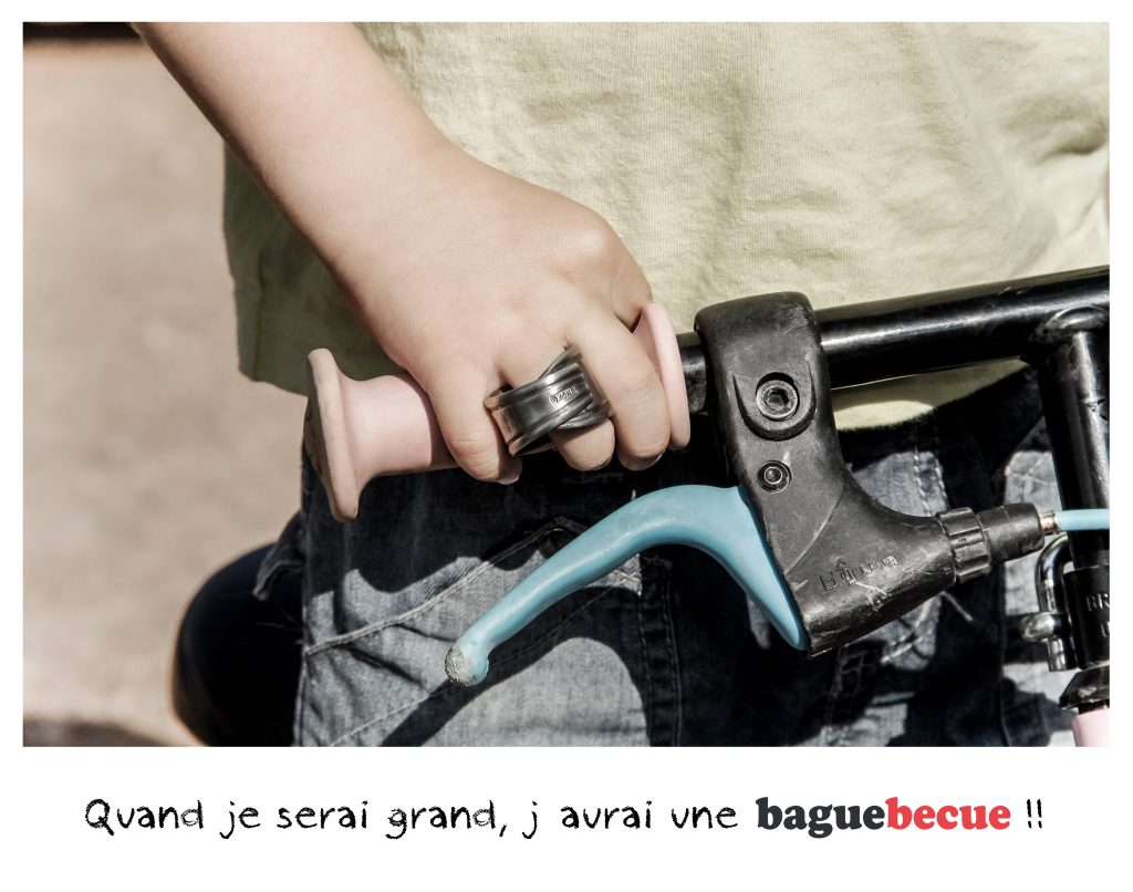 Création de la charte graphique pour la marque de bijoux Baguebecue. Bijoux pour hommes et femmes, principalement des collections de bagues réalisées en inox issus de couverts de la table. Mise en œuvre de la communication, réalisation des photographies servant aux brochures et au site internet. http://www.baguebecue.com