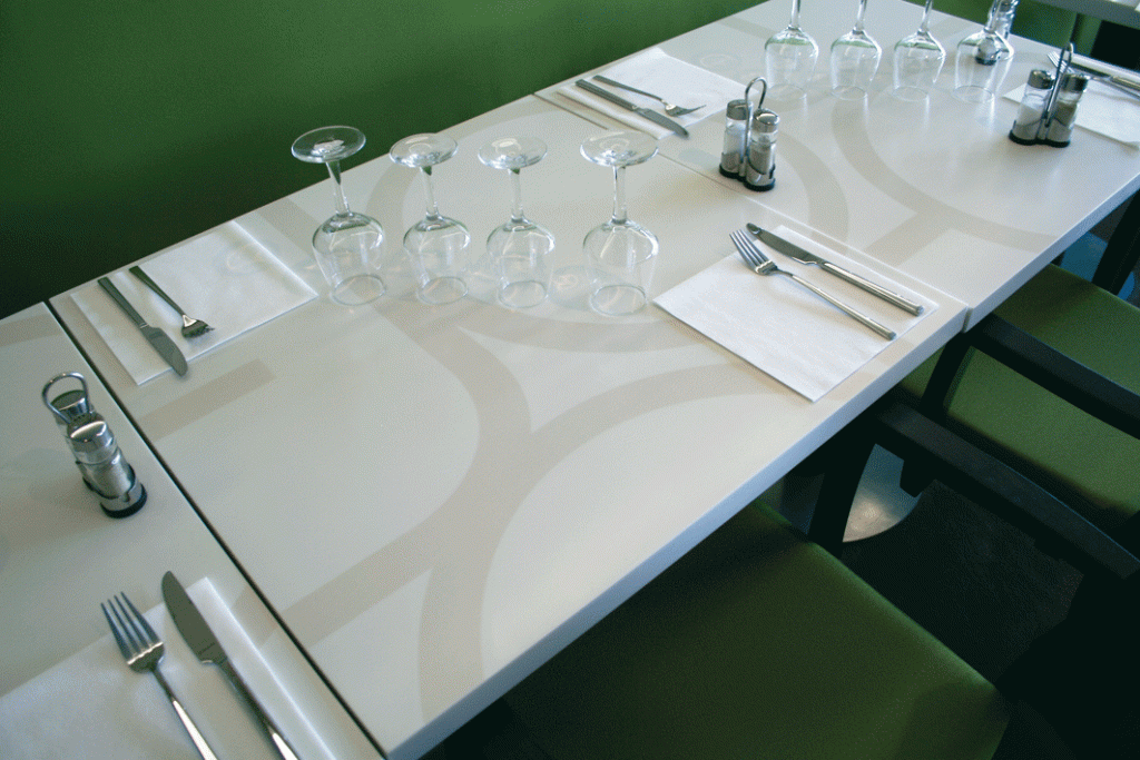 Conception du logo, carte de visite, carte des menus, et marquage graphique du restaurant. Recherches couleurs, typographies. Architecture intérieur : Christian Ghion