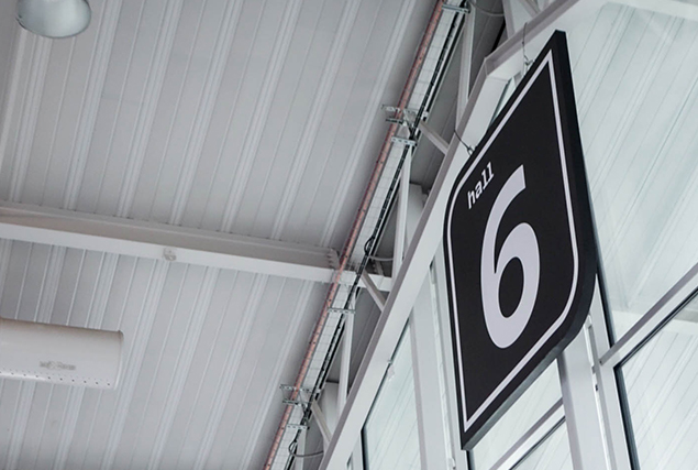 Nouvelle signalétique des sites VIPARIS comprenant intérieurs et extérieurs bâtiments. Programmation, APS, APD et cahier de développement de design des objets et graphismes suite à la charte remise par l'agence Minsk. Mise au point de nouveaux systèmes signalétiques pour certains sites. Création graphique des plans d'orientation. Projet réalisé par Claude Lecante, designer et signaléticien. #wayfind #signage #wayfinding @wayfinding @signage #claudelecante @viparis #viparis #villepinte