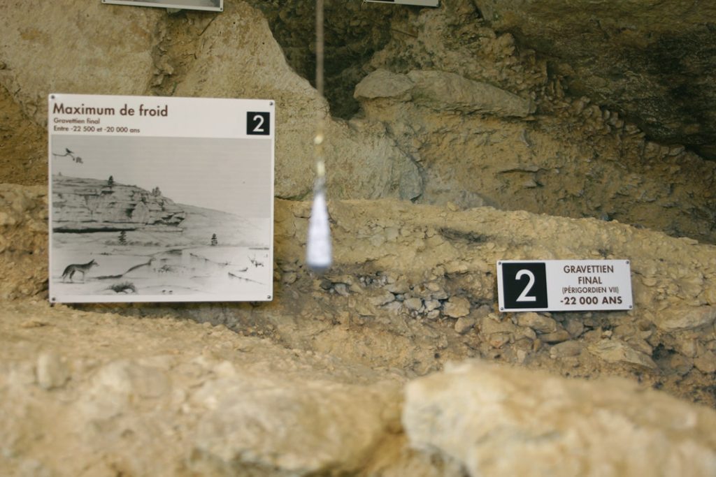 Site du Muséum National d’Histoire Naturelle en Dordogne. Gisement archéologique allant jusqu’a -40 000 ans, ouvert au public. Conception de la charte graphique et mise en page des plaques. Programmation signalétique (implantation sur plan, textes) et conception du mobilier (plans, prototypes et suivi de fabrication et de pose). Photos : Claude Lecante #abripataud #museumnationald'histoirenaturelle #corian