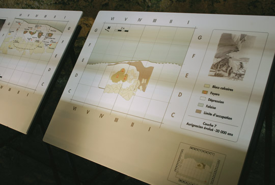 Site du Muséum National d’Histoire Naturelle en Dordogne. Gisement archéologique allant jusqu’a -40 000 ans, ouvert au public. Conception de la charte graphique et mise en page des plaques. Programmation signalétique (implantation sur plan, textes) et conception du mobilier (plans, prototypes et suivi de fabrication et de pose). Photos : Claude Lecante #abripataud #museumnationald'histoirenaturelle #corian