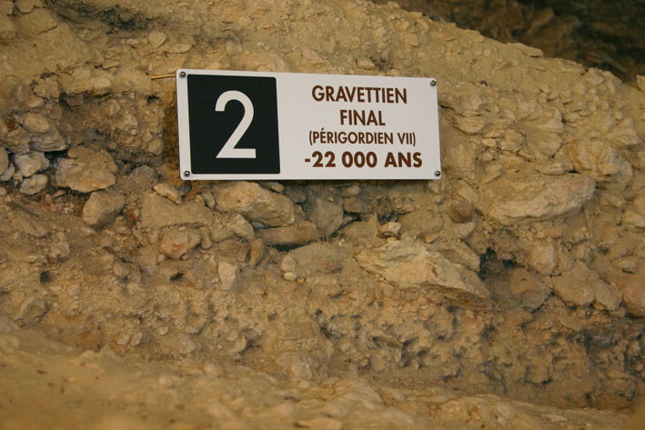 Site du Muséum National d’Histoire Naturelle en Dordogne. Gisement archéologique allant jusqu’a -40 000 ans, ouvert au public. Conception de la charte graphique et mise en page des plaques. Programmation signalétique (implantation sur plan, textes) et conception du mobilier (plans, prototypes et suivi de fabrication et de pose). Photos : Claude Lecante #abripataud #museumnationald'histoirenaturelle #corian