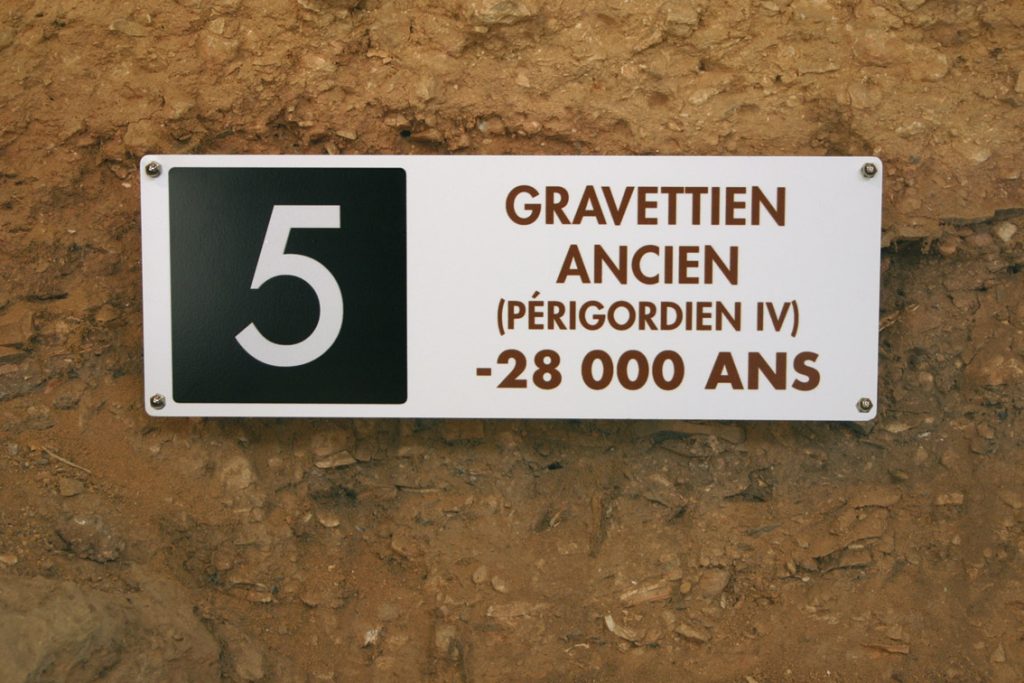 Site du Muséum National d’Histoire Naturelle en Dordogne. Gisement archéologique allant jusqu’a -40 000 ans, ouvert au public. Conception de la charte graphique et mise en page des plaques. Programmation signalétique (implantation sur plan, textes) et conception du mobilier (plans, prototypes et suivi de fabrication et de pose). Photos : Claude Lecante #abripataud #museumnationald'histoirenaturelle #corian