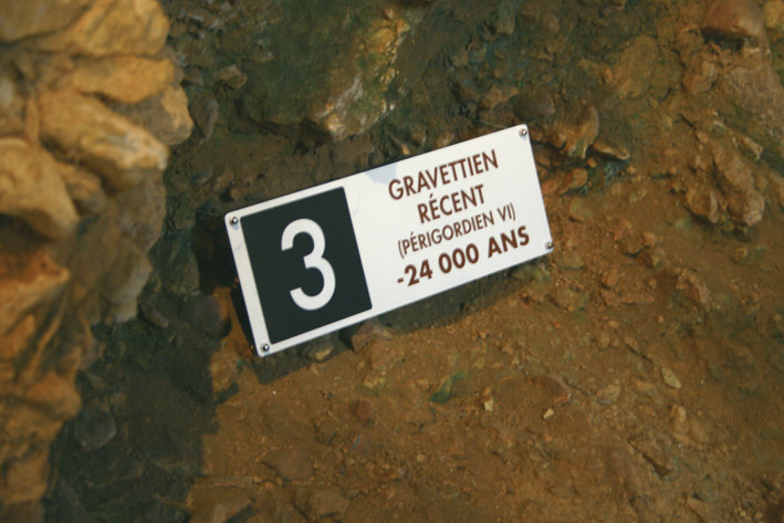 Site du Muséum National d’Histoire Naturelle en Dordogne. Gisement archéologique allant jusqu’a -40 000 ans, ouvert au public. Conception de la charte graphique et mise en page des plaques. Programmation signalétique (implantation sur plan, textes) et conception du mobilier (plans, prototypes et suivi de fabrication et de pose). Photos : Claude Lecante #abripataud #museumnationald'histoirenaturelle #corian