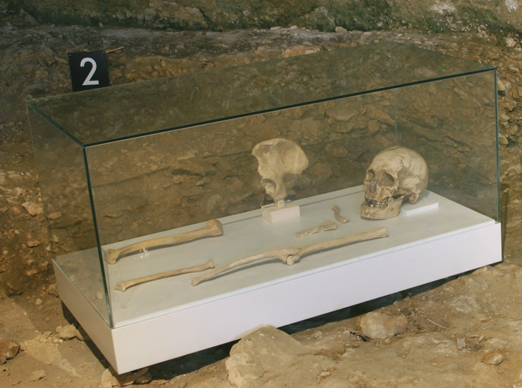 Site du Muséum National d’Histoire Naturelle en Dordogne. Gisement archéologique allant jusqu’a -40 000 ans, ouvert au public. Conception de la charte graphique et mise en page des plaques. Programmation signalétique (implantation sur plan, textes) et conception du mobilier (plans, prototypes et suivi de fabrication et de pose). Photos : Claude Lecante #abripataud #museumnationald'histoirenaturelle #corian