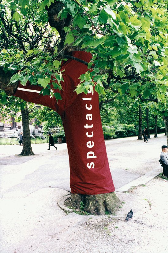 “Chaussettes” signalétiques pour le spectacle de Royal de luxe 
dans le Jardin des Plantes. 

Tissus assemblés et sérigraphiés sur mesure selon les arbres.

Photos : Claude Lecante