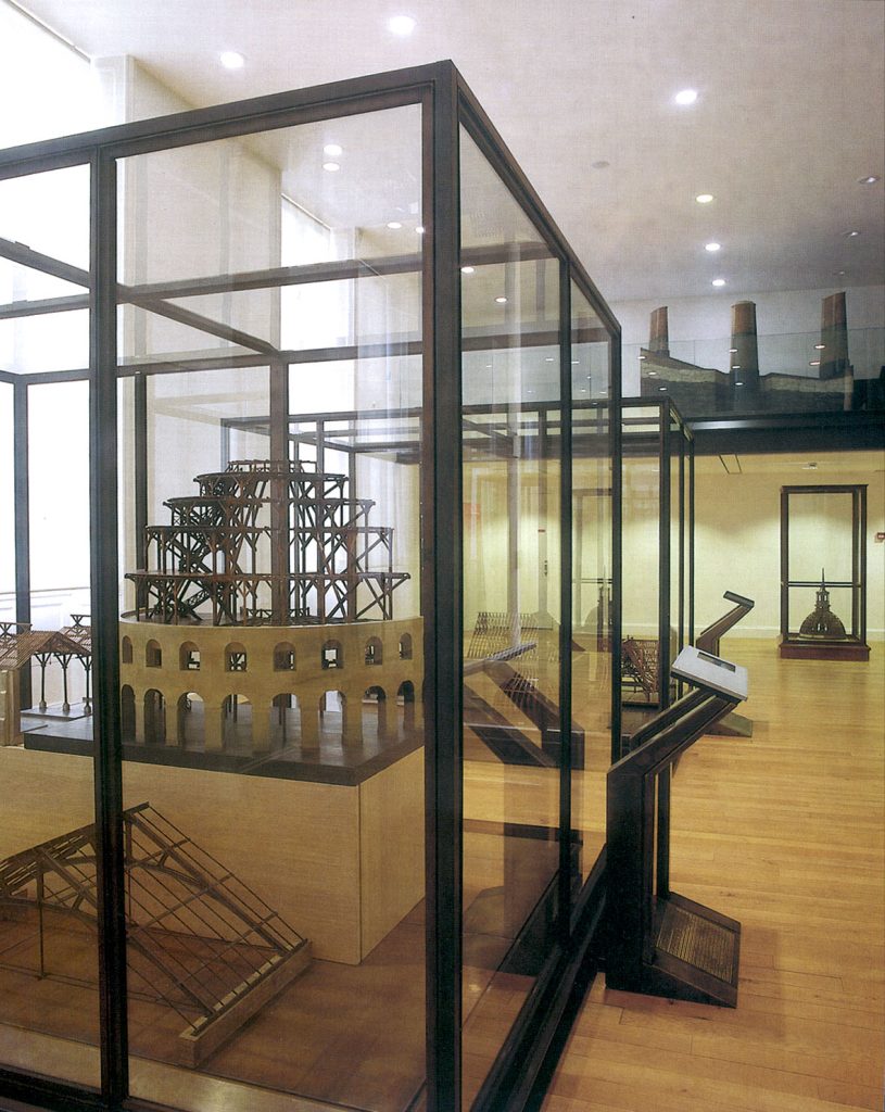 Assistance à Maîtrise d’Ouvrage pour l’ensemble de la signalétique. Mission de 4 mois sur site pour l’EPMOTC. Graphisme : Michel Bouvet Conception de supports en laiton pour les cartels présentés sur un socle (150 exemplaires réalisés). Étude pour la rénovation complète des deux modules d’entrée du musée. Recherche matériaux et nouveaux système d’éclairage. Plans et suivi de fabrication.