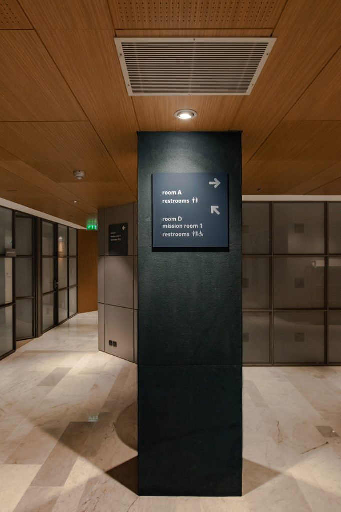 Conception de la signalétique du centre de conférence de la Banque Mondiale à Paris 16. design des objets, conception graphique, implantation, suivi des fabrications et suivi de pose. Projet de signalétique pour la world Bank réalisé par Claude Lecante. #worldbank @worldbank @banquemondiale @claudelecante