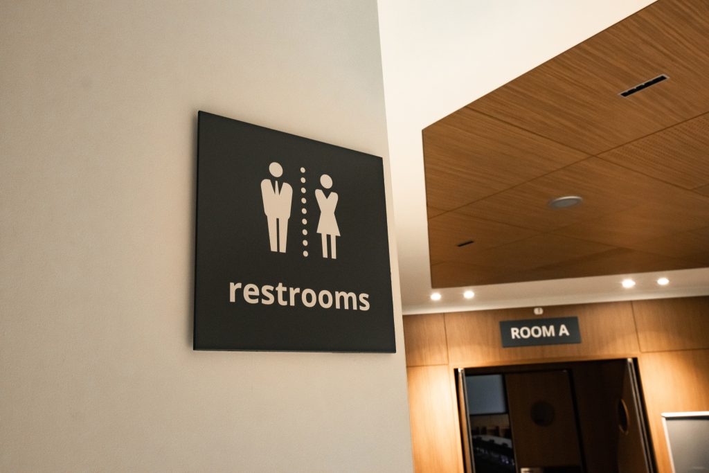 Conception de la signalétique du centre de conférence de la Banque Mondiale à Paris 16. design des objets, conception graphique, implantation, suivi des fabrications et suivi de pose. Projet de signalétique pour la world Bank réalisé par Claude Lecante. #worldbank @worldbank @banquemondiale @claudelecante