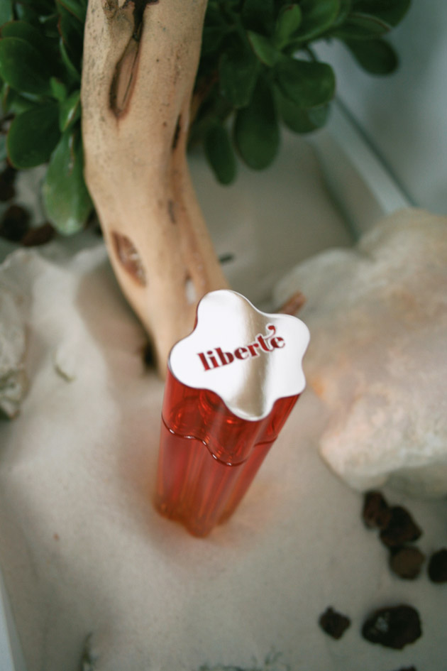 Scénographie au siège de l’Oréal pour le lancement du parfum “Liberté”. Collaboration avec Clémence Farrell. Conception de l’espace et des térrariums, plans et suivi de fabrication. Graphisme de mise à la charte et éxécution des fichiers pour l’impression. Surface d’environ 50 m2. Commande de l’agence Hmm!!! #cacharel @cacharel scénographie : Claude Lecante