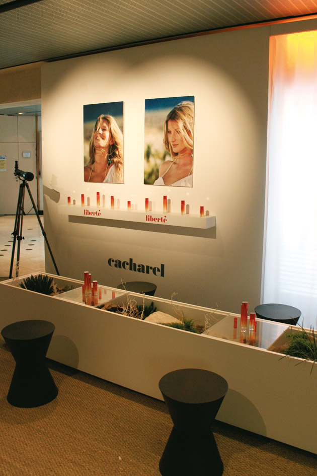 Scénographie au siège de l’Oréal pour le lancement du parfum “Liberté”. Collaboration avec Clémence Farrell. Conception de l’espace et des térrariums, plans et suivi de fabrication. Graphisme de mise à la charte et éxécution des fichiers pour l’impression. Surface d’environ 50 m2. Commande de l’agence Hmm!!! #cacharel @cacharel scénographie : Claude Lecante