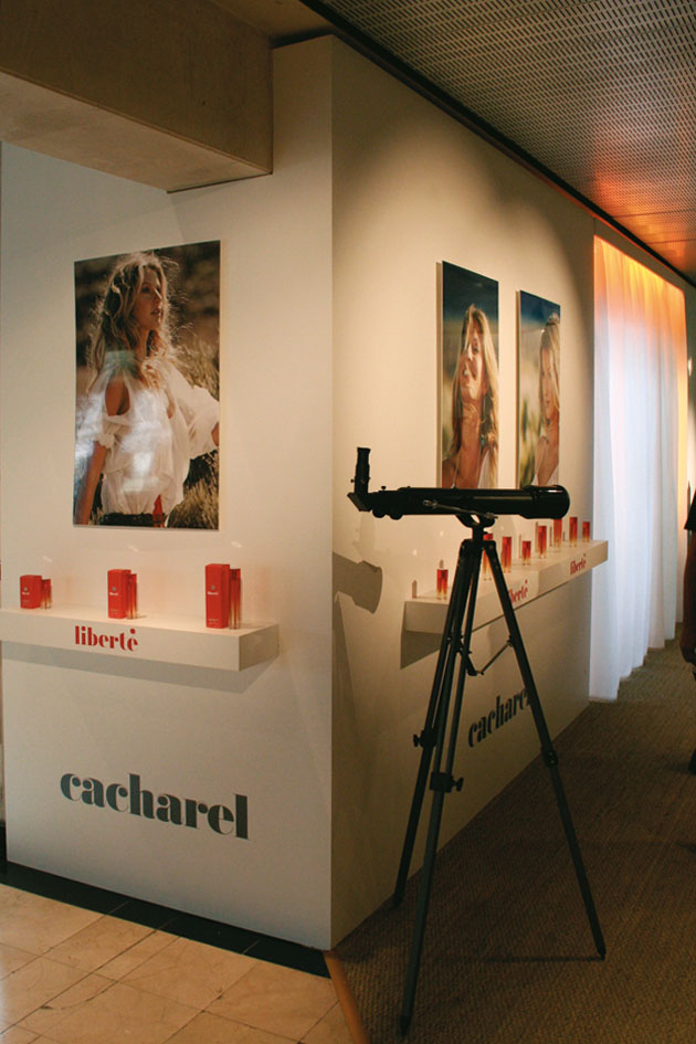 Scénographie au siège de l’Oréal pour le lancement du parfum “Liberté”. Collaboration avec Clémence Farrell. Conception de l’espace et des térrariums, plans et suivi de fabrication. Graphisme de mise à la charte et éxécution des fichiers pour l’impression. Surface d’environ 50 m2. Commande de l’agence Hmm!!! #cacharel @cacharel scénographie : Claude Lecante