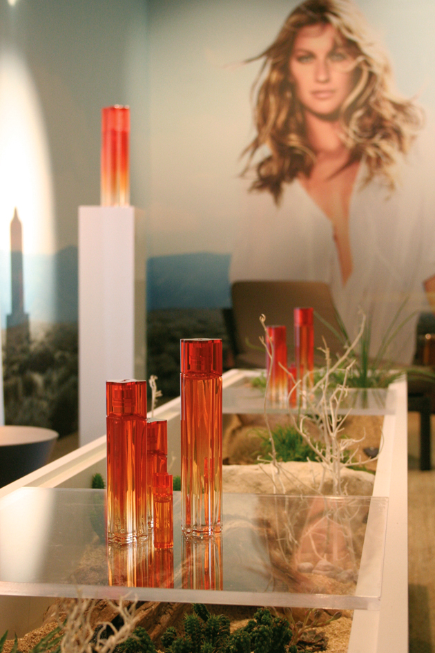 Scénographie au siège de l’Oréal pour le lancement du parfum “Liberté”. Collaboration avec Clémence Farrell. Conception de l’espace et des térrariums, plans et suivi de fabrication. Graphisme de mise à la charte et éxécution des fichiers pour l’impression. Surface d’environ 50 m2. Commande de l’agence Hmm!!! #cacharel @cacharel scénographie : Claude Lecante