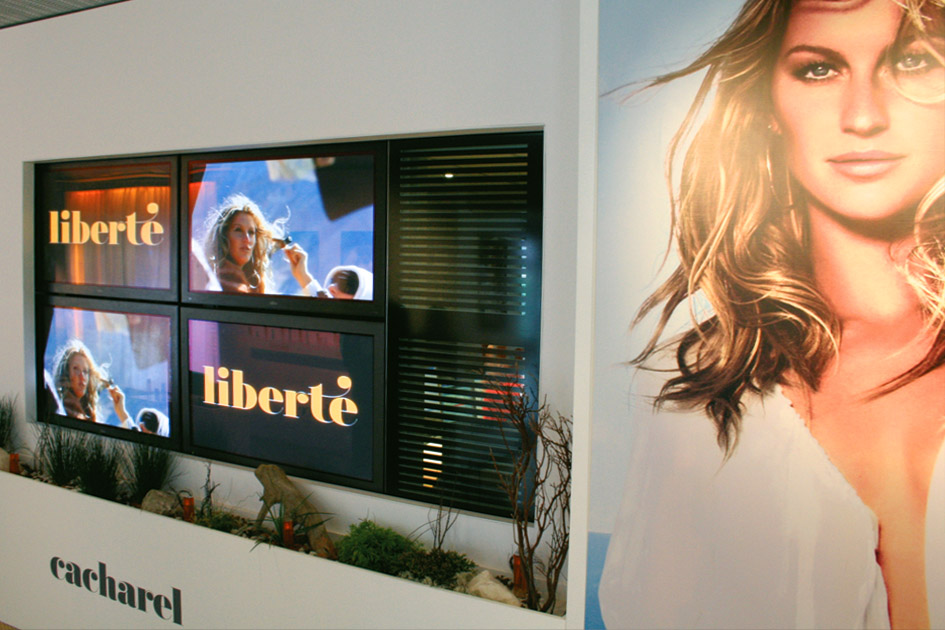 Scénographie au siège de l’Oréal pour le lancement du parfum “Liberté”. Collaboration avec Clémence Farrell. Conception de l’espace et des térrariums, plans et suivi de fabrication. Graphisme de mise à la charte et éxécution des fichiers pour l’impression. Surface d’environ 50 m2. Commande de l’agence Hmm!!! #cacharel @cacharel scénographie : Claude Lecante