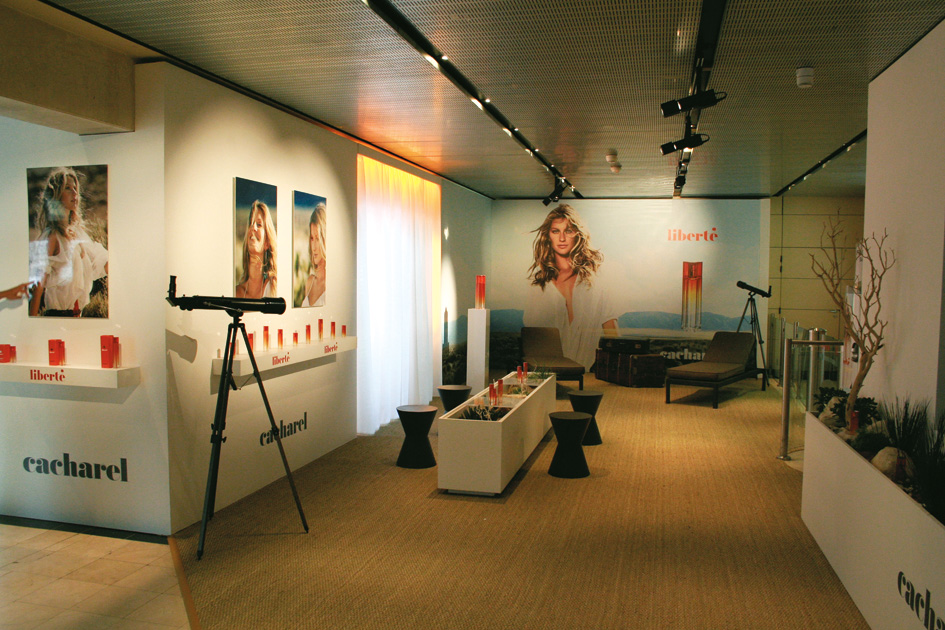 Scénographie au siège de l’Oréal pour le lancement du parfum “Liberté”. Collaboration avec Clémence Farrell. Conception de l’espace et des térrariums, plans et suivi de fabrication. Graphisme de mise à la charte et éxécution des fichiers pour l’impression. Surface d’environ 50 m2. Commande de l’agence Hmm!!! #cacharel @cacharel scénographie : Claude Lecante