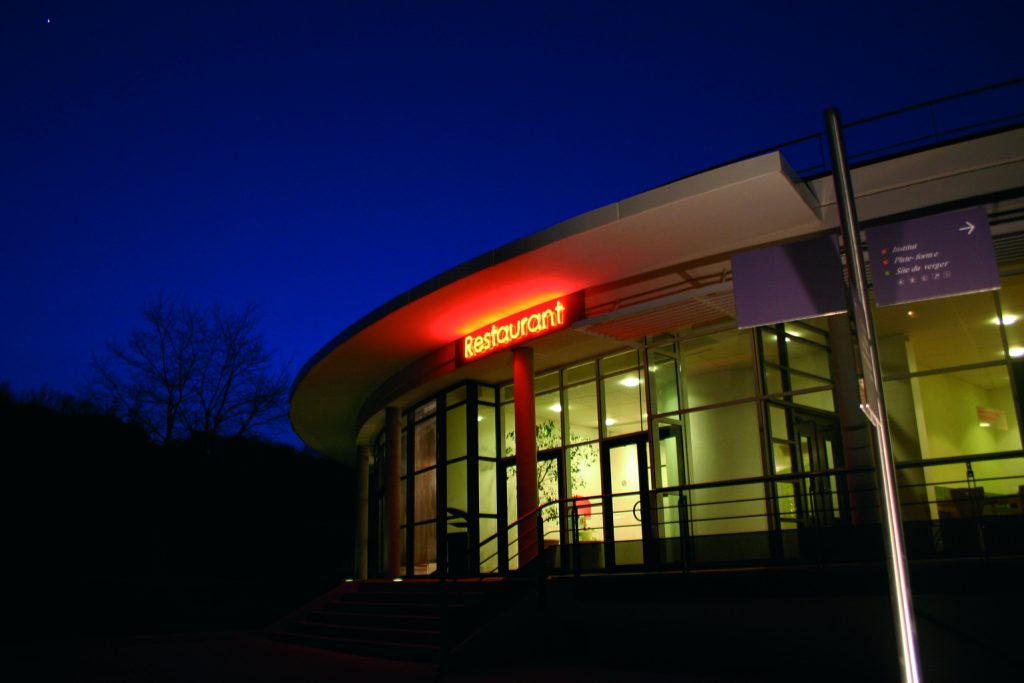Centre de formation comprenant 6 bâtiments et un amphithéâtre. Surface bâtiments : 20 000 m2 Programmation, aps, apd, dce et cctp. Signalétique extérieure (totem en inox et plaques peintes gravées), intérieur parking et intérieurs bâtiments (Corian sublimé). Conception du graphisme. Projet en collaboration avec Rémy Dognin & Lucette Valentino. Crédits photos & plans : Claude Lecante #veoliaenvironnement #signage @signage #wayfinding @wayfindinding #claudelecante