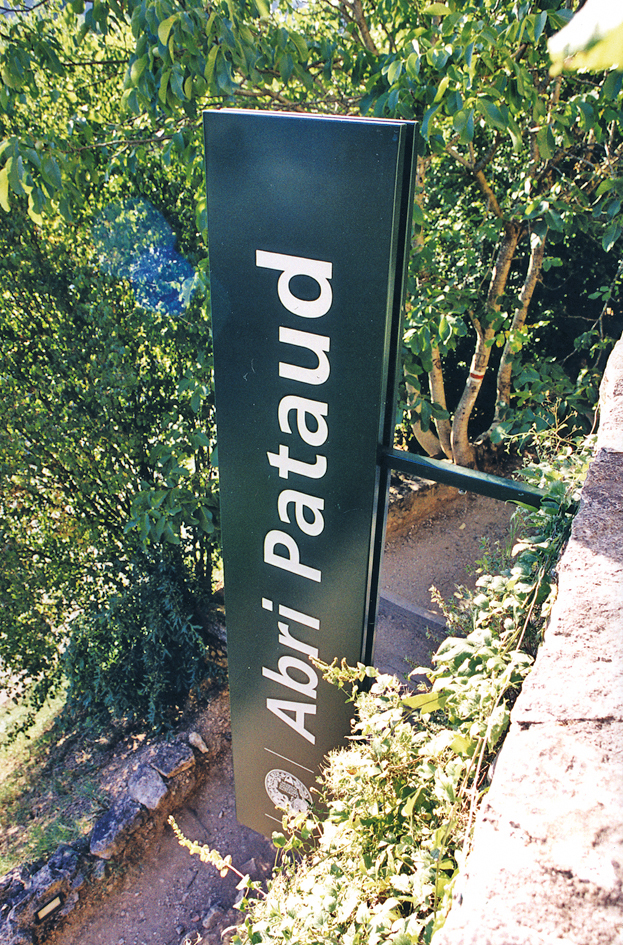 Sites du Muséum National d’Histoire Naturelle. Abri Pataud Aux Eyzies-de-Taillac en Dordogne et Val Rahmeh à Menton dans les Alpes Maritimes. Direction artistique en partant de la charte existante. Programmation signalétique (implantation sur plan, textes) et conception du mobilier (plans, prototypes et suivi de fabrication et de pose). Photos : Claude Lecante Abri Pataud, site du Muséum National D'Histoire Naturelle #mnhn @mnhn #abripataud #claudelecante