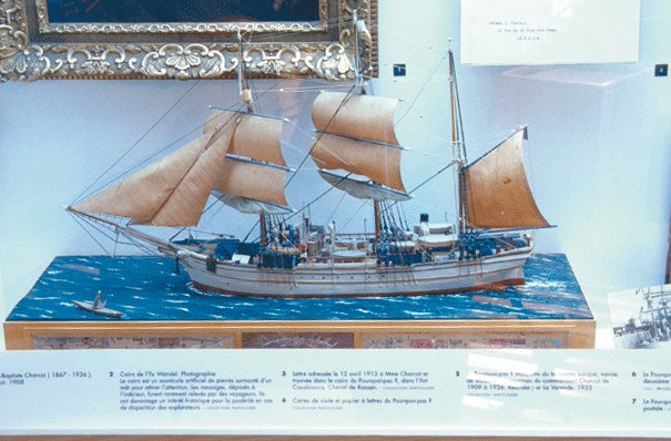 Scénographie de l’exposition “Passion pôle sud” sur le thème des terres australes françaises. Partenariat avec le MNHN. Conception de l’espace et design du mobilier. Plans, suivi de fabrication et suivi de montage. Surface : 600 m2 Graphisme : ARTKAS