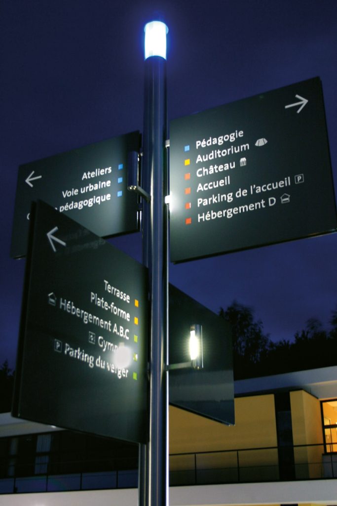 Centre de formation comprenant 6 bâtiments et un amphithéâtre. Surface bâtiments : 20 000 m2 Programmation, aps, apd, dce et cctp. Signalétique extérieure (totem en inox et plaques peintes gravées), intérieur parking et intérieurs bâtiments (Corian sublimé). Conception du graphisme. Projet en collaboration avec Rémy Dognin & Lucette Valentino. Crédits photos & plans : Claude Lecante #veoliaenvironnement #signage @signage #wayfinding @wayfindinding #claudelecante