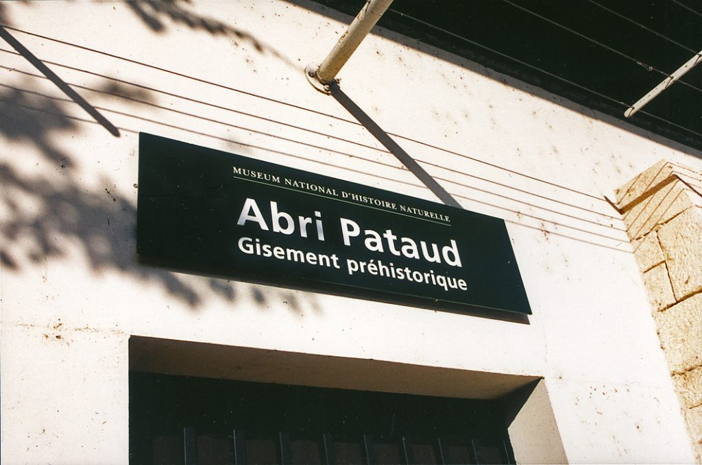 Sites du Muséum National d’Histoire Naturelle. Abri Pataud Aux Eyzies-de-Taillac en Dordogne et Val Rahmeh à Menton dans les Alpes Maritimes. Direction artistique en partant de la charte existante. Programmation signalétique (implantation sur plan, textes) et conception du mobilier (plans, prototypes et suivi de fabrication et de pose). Photos : Claude Lecante Abri Pataud, site du Muséum National D'Histoire Naturelle #mnhn @mnhn #abripataud #claudelecante