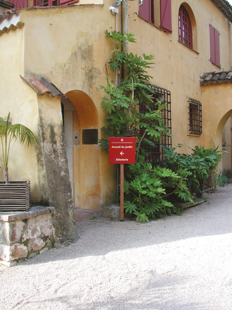 Sites du Muséum National d’Histoire Naturelle. Abri Pataud Aux Eyzies-de-Taillac en Dordogne et Val Rahmeh à Menton dans les Alpes Maritimes. Direction artistique en partant de la charte existante. Programmation signalétique (implantation sur plan, textes) et conception du mobilier (plans, prototypes et suivi de fabrication et de pose). Photos : Claude Lecante Abri Pataud, site du Muséum National D'Histoire Naturelle #mnhn @mnhn #abripataud #claudelecante