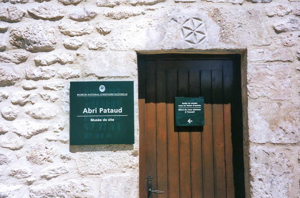 Sites du Muséum National d’Histoire Naturelle. Abri Pataud Aux Eyzies-de-Taillac en Dordogne et Val Rahmeh à Menton dans les Alpes Maritimes. Direction artistique en partant de la charte existante. Programmation signalétique (implantation sur plan, textes) et conception du mobilier (plans, prototypes et suivi de fabrication et de pose). Photos : Claude Lecante Abri Pataud, site du Muséum National D'Histoire Naturelle #mnhn @mnhn #abripataud #claudelecante