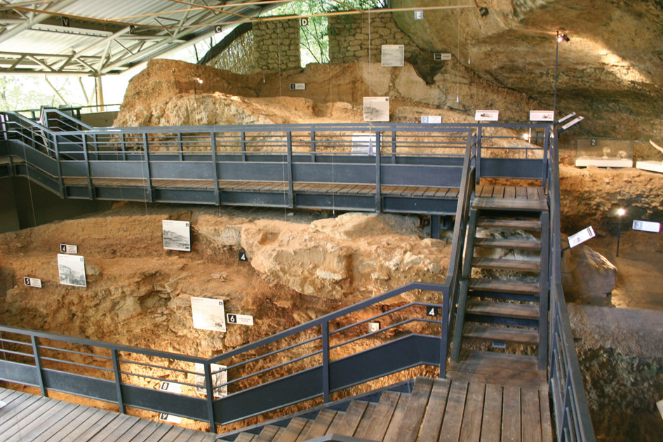 Site du Muséum National d’Histoire Naturelle en Dordogne. Gisement archéologique allant jusqu’a -40 000 ans, ouvert au public. Conception de la charte graphique et mise en page des plaques. Programmation signalétique (implantation sur plan, textes) et conception du mobilier (plans, prototypes et suivi de fabrication et de pose). Photos : Claude Lecante #abripataud #museumnationald'histoirenaturelle #corian