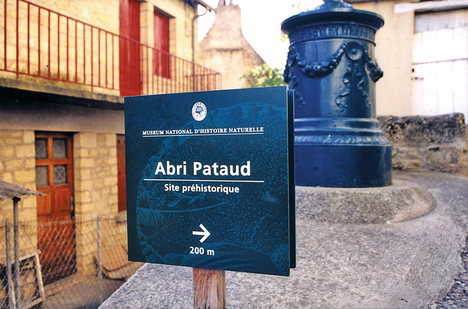 Sites du Muséum National d’Histoire Naturelle. Abri Pataud Aux Eyzies-de-Taillac en Dordogne et Val Rahmeh à Menton dans les Alpes Maritimes. Direction artistique en partant de la charte existante. Programmation signalétique (implantation sur plan, textes) et conception du mobilier (plans, prototypes et suivi de fabrication et de pose). Photos : Claude Lecante Abri Pataud, site du Muséum National D'Histoire Naturelle #mnhn @mnhn #abripataud #claudelecante