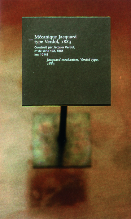 Assistance à Maîtrise d’Ouvrage pour l’ensemble de la signalétique. Mission de 4 mois sur site pour l’EPMOTC. Graphisme : Michel Bouvet Conception de supports en laiton pour les cartels présentés sur un socle (150 exemplaires réalisés). Étude pour la rénovation complète des deux modules d’entrée du musée. Recherche matériaux et nouveaux système d’éclairage. Plans et suivi de fabrication.