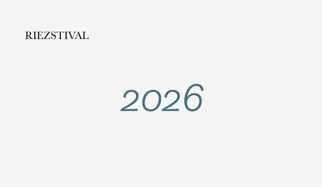 Création de la ligne graphique du festival de théâtre de rue Riezstival qui se déroule à Herbeys près de Grenoble. Design de l’affiche, flyers, le programme et campagne publicitaire en 2024 et 2025. Réalisation des fichiers d’éxécution graphique. Le festival a reçu en spectacle Fred Blin, Patrick De Valette, No Coffe for the Queen, More Aura, Dis bonjour à la Dame etc. #grenoble #herbeys #graphisme #affiche_design #fredBlin #fred_blin @fedblin @moreaura @designgraphique #theatrederue #theatre_de_rue #graphisme_lecante