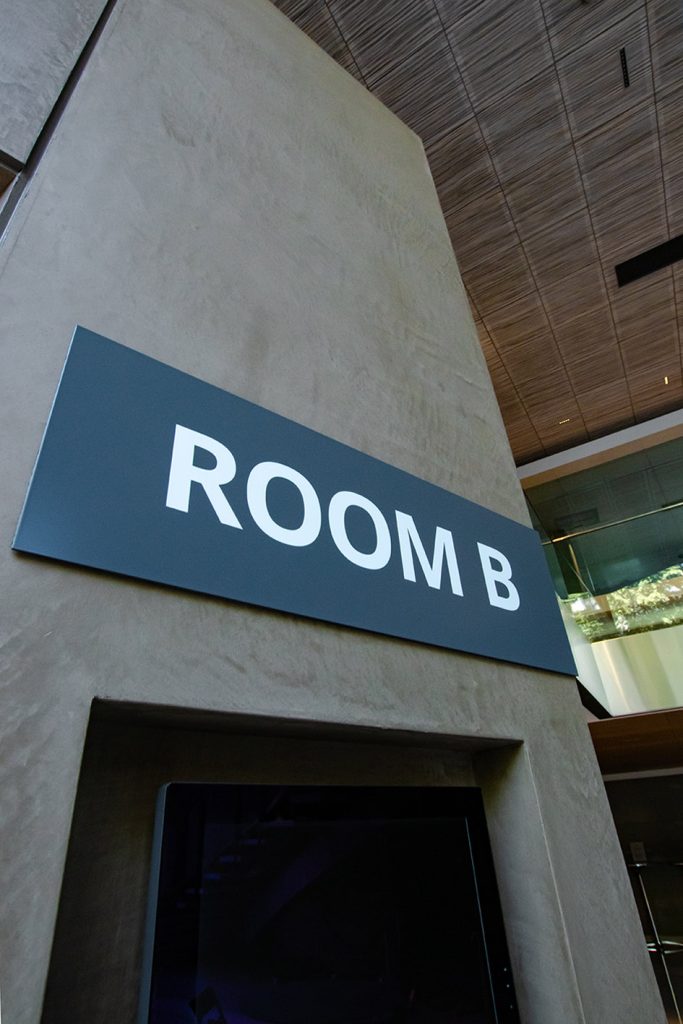 Conception de la signalétique du centre de conférence de la Banque Mondiale à Paris 16. design des objets, conception graphique, implantation, suivi des fabrications et suivi de pose. Projet de signalétique pour la world Bank réalisé par Claude Lecante. #worldbank @worldbank @banquemondiale @claudelecante