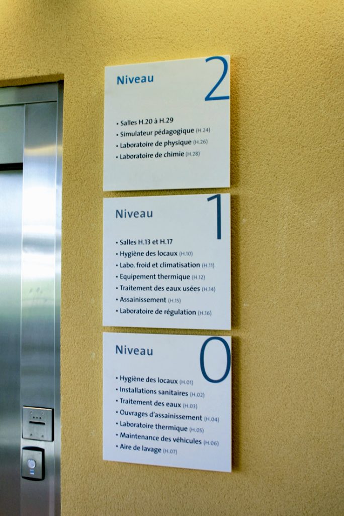 Centre de formation comprenant 6 bâtiments et un amphithéâtre. Surface bâtiments : 20 000 m2 Programmation, aps, apd, dce et cctp. Signalétique extérieure (totem en inox et plaques peintes gravées), intérieur parking et intérieurs bâtiments (Corian sublimé). Conception du graphisme. Projet en collaboration avec Rémy Dognin & Lucette Valentino. Crédits photos & plans : Claude Lecante #veoliaenvironnement #signage @signage #wayfinding @wayfindinding #claudelecante