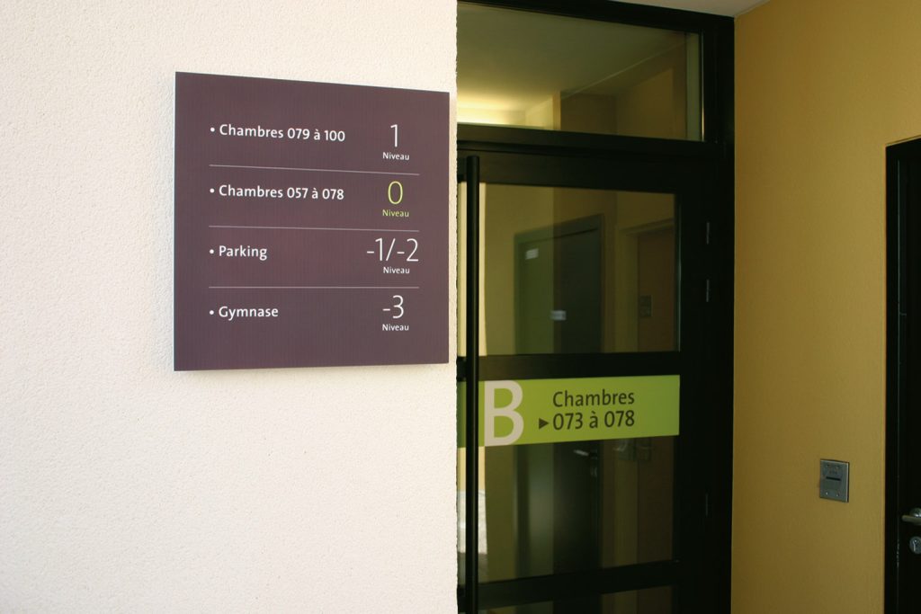 Centre de formation comprenant 6 bâtiments et un amphithéâtre. Surface bâtiments : 20 000 m2 Programmation, aps, apd, dce et cctp. Signalétique extérieure (totem en inox et plaques peintes gravées), intérieur parking et intérieurs bâtiments (Corian sublimé). Conception du graphisme. Projet en collaboration avec Rémy Dognin & Lucette Valentino. Crédits photos & plans : Claude Lecante #veoliaenvironnement #signage @signage #wayfinding @wayfindinding #claudelecante