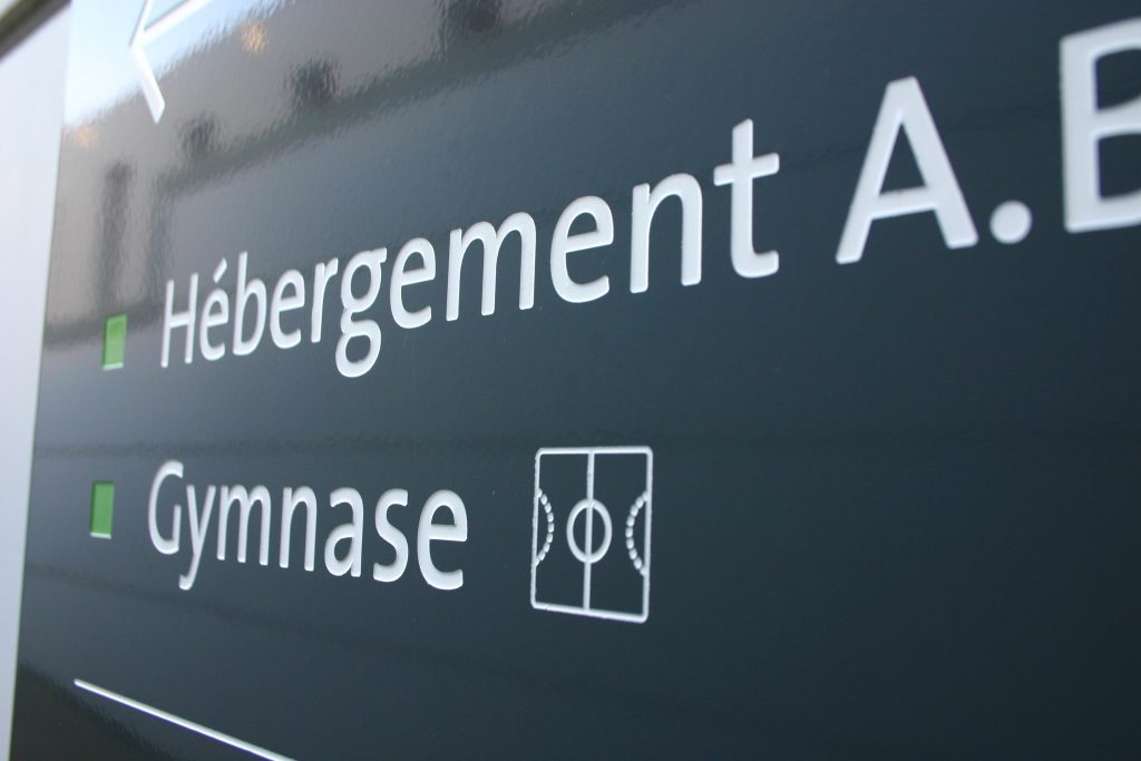 Centre de formation comprenant 6 bâtiments et un amphithéâtre. Surface bâtiments : 20 000 m2 Programmation, aps, apd, dce et cctp. Signalétique extérieure (totem en inox et plaques peintes gravées), intérieur parking et intérieurs bâtiments (Corian sublimé). Conception du graphisme. Projet en collaboration avec Rémy Dognin & Lucette Valentino. Crédits photos & plans : Claude Lecante #veoliaenvironnement #signage @signage #wayfinding @wayfindinding #claudelecante